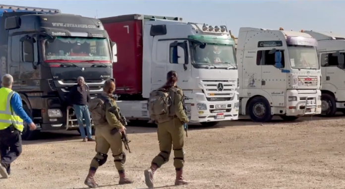 Israel permite el paso de ocho camiones de combustible y gas a Gaza