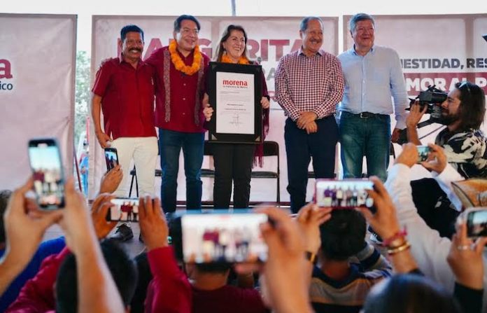 Margarita González recibe su constancia como precandidata a la gubernatura de Morelos