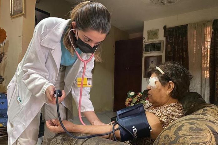 Llevan atención médica a adultos mayores