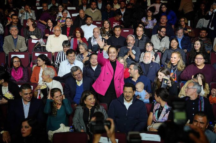 Simpatizantes de Sheinbaum abarrotan el Metropólitan por estreno de su documental