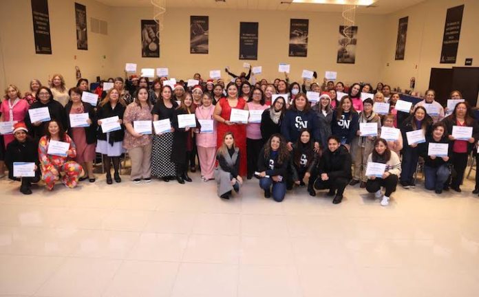 Se gradúan más de 100 mujeres del Centro de Bienestar de la Mujer