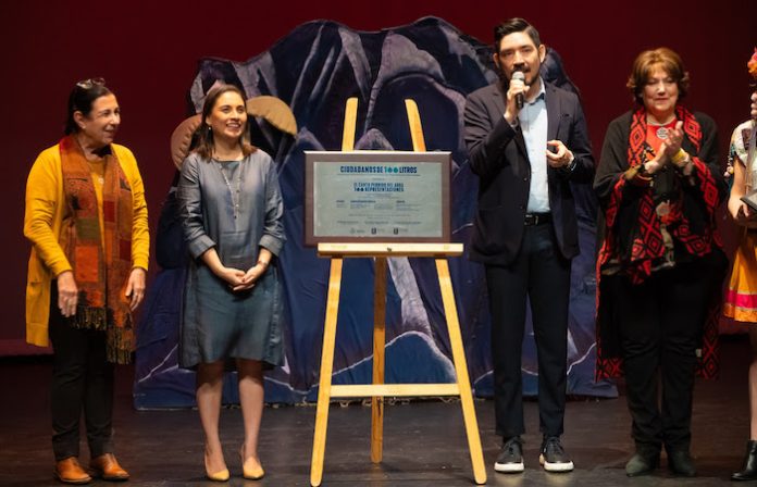 Develan placa de 100 representaciones Defendiendo El Agua