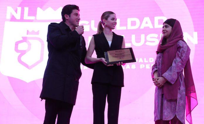 Entrega Samuel García reconocimiento a la activista Malala Yousafzai por su participación en Cumbre Internacional para el Desarrollo y los Derechos Humanos