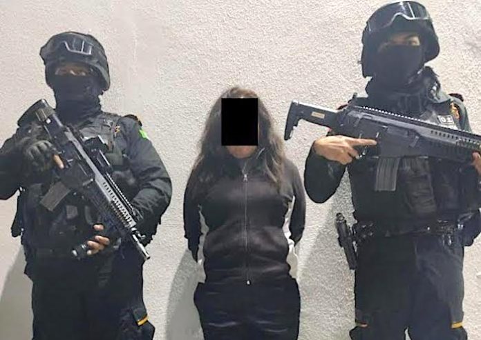 Arrestan a mujer con armas de uso exclusivo del ejército
