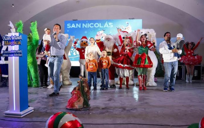 Tiene San Nicolás encendido del Pino Navideño