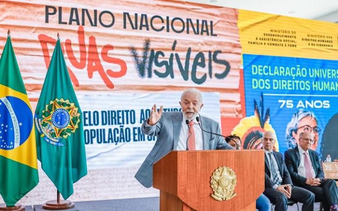 Presidente de Brasil anuncia plan por casi $200 millones para personas sin hogar