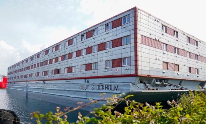 Londres renunciará a alojar a inmigrantes irregulares en una barcaza