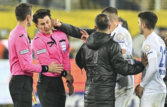 Videos: El árbitro de fútbol turco agredido denuncia amenazas de muerte
