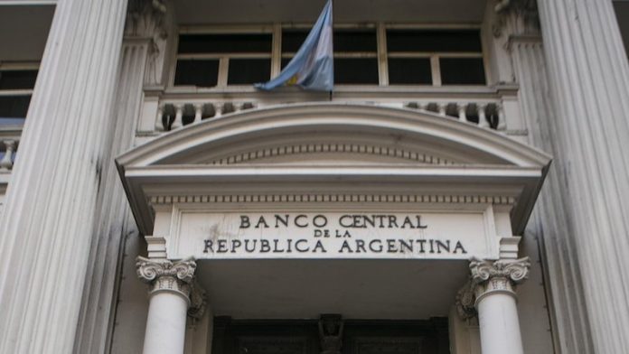Recaudación fiscal de Argentina en marzo queda por debajo de la inflación