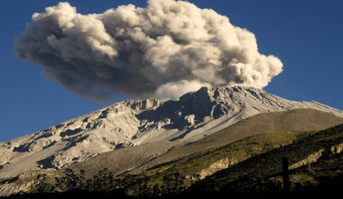 Volcán más activo de Perú registra emisión de cenizas y permanece en alerta media
