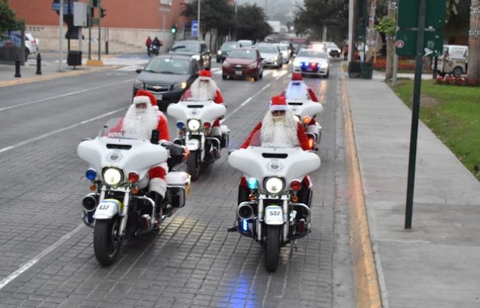 Patrullan tránsitos regios la Ciudad vestidos de Santa Claus