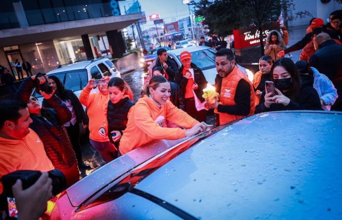 Arranca Mariana Rodríguez su precampaña con pega de “calcas”