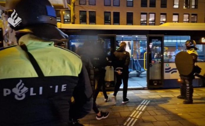 Casi 150 detenidos en Ámsterdam por actos de vandalismo tras un partido de fútbol