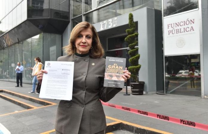 Entrega María Elena Pérez-Jaén en la SFP el libro “El Gran Corruptor”, de la periodista Elena Chávez