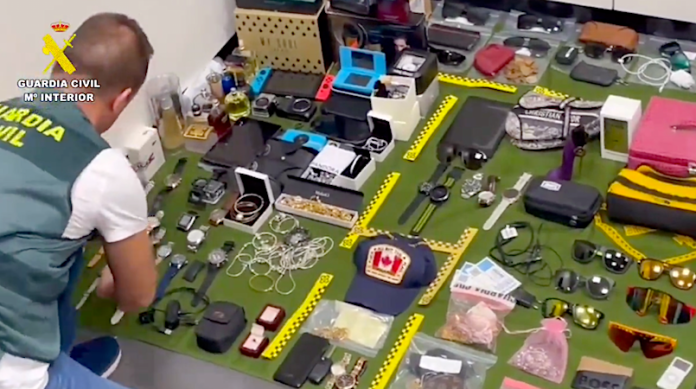 Detienen a 14 trabajadores de aeropuerto español por robar en las maletas de los pasajeros