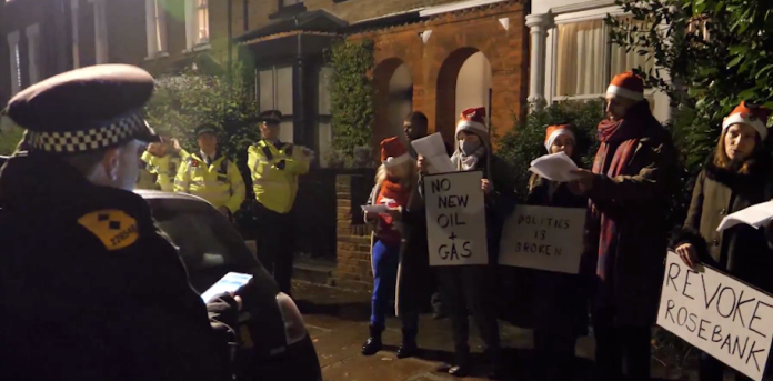 Video: Protestan integrantes de Just Stop Oil con cantos frente a la casa del líder de la oposición británica