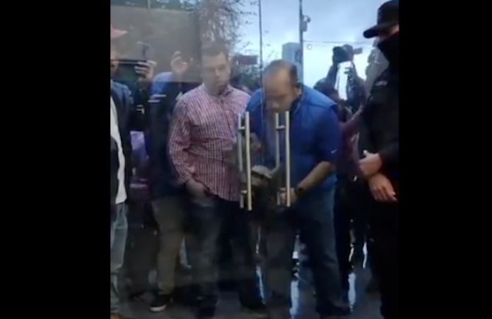 Difunden video de Policarpo Flores cerrando la Tesorería Estatal durante el “secuestro” a alcaldes del PRIAN
