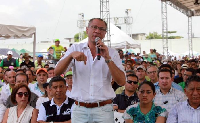 Exvicepresidente ecuatoriano sigue como “huésped” en la embajada de México en Quito