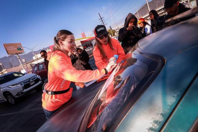 Continúa Mariana Rodríguez con “pegoteo de calcas”