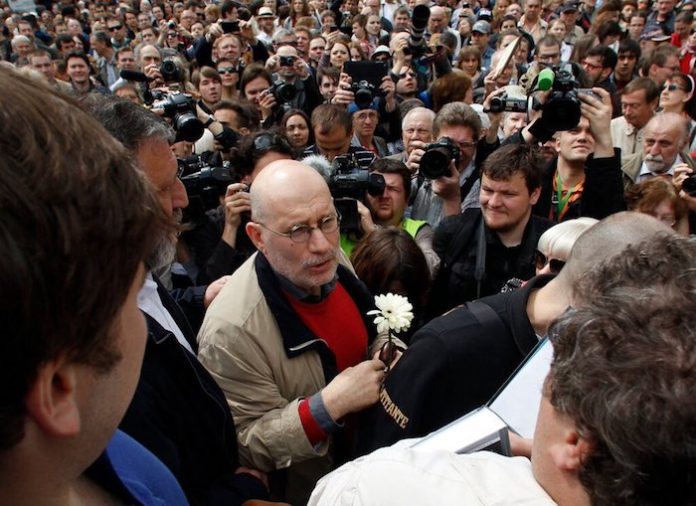 Rusia incluye al escritor ruso Borís Akunin en la lista de terroristas y extremistas