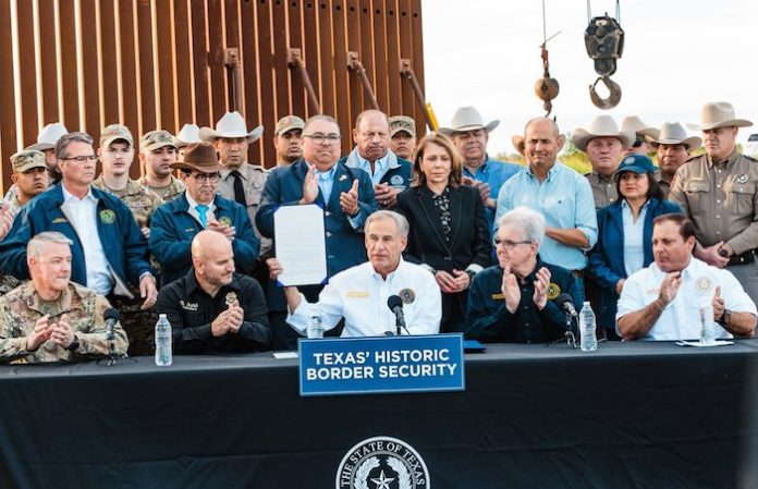 El gobernador Abbott promulga una ley que criminaliza ingresar de manera irregular a Texas