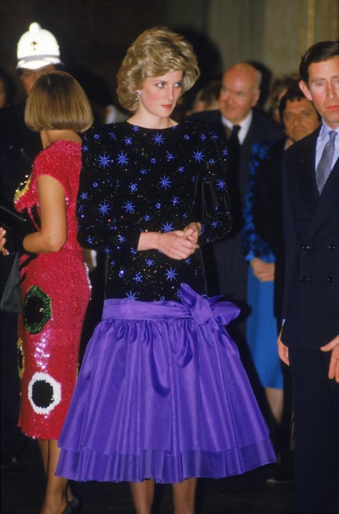 Subastan un vestido de noche de la princesa Diana por un precio récord de $1,1 millones