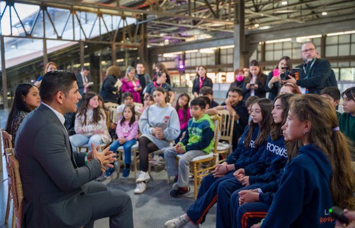 Donan laptops a alumnos de primaria de Matamoros donde trabaja el profesor que inspiró la película Radical