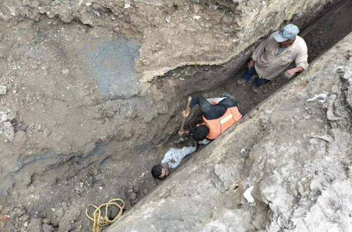 Rescata Protección Civil a hombre atrapado en trabajos del Libramiento Noreste