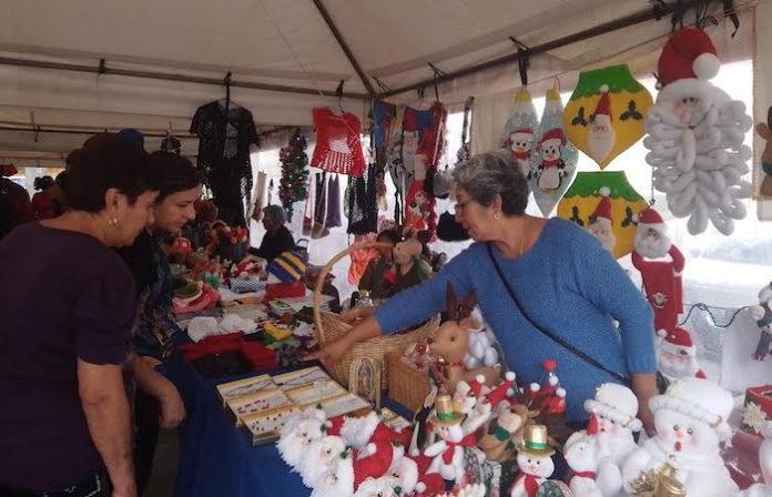 Comparten nicolaítas la magia navideña en bazar municipal