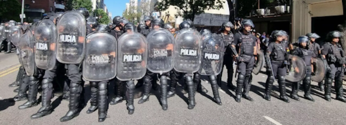 Primera protesta contra Milei en Argentina: “Nos moviliza el ajuste contra los trabajadores”