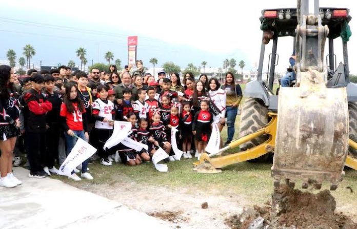 Arranca Escobedo construcción de cancha de fútbol americano