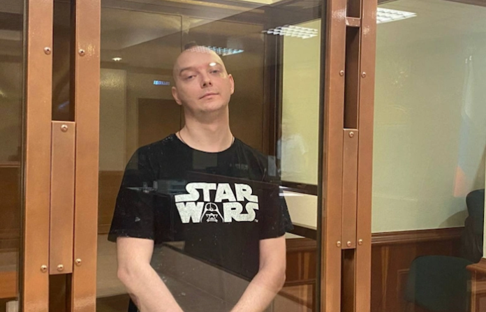 Periodista acusado de traición en Rusia habría filtrado datos sobre satélites a Praga