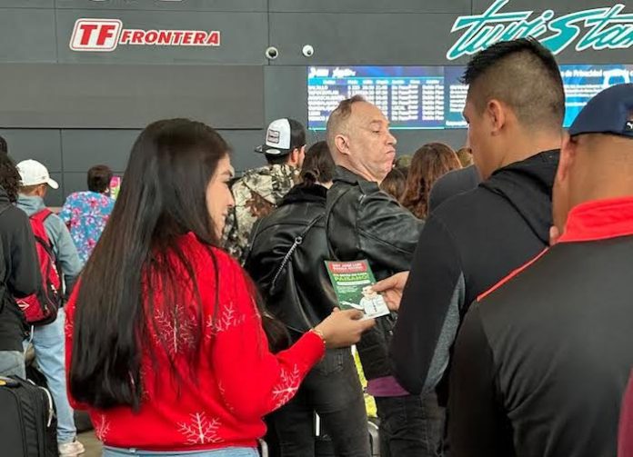 Buscan con trípticos proteger y dar atención a paisanos