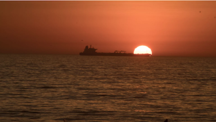 La naviera Maersk suspende el tránsito por el mar Rojo tras ataques de los rebeldes hutíes