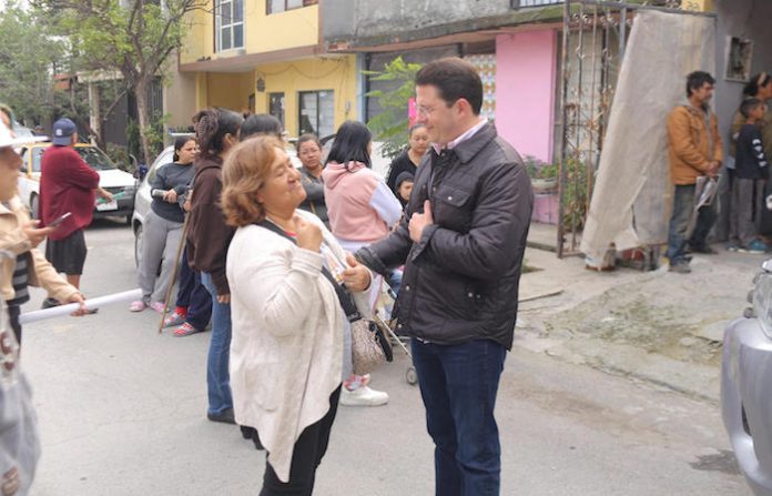 Oliverio Tijerina lleva la alegría de la navidad hasta la Miguel Hidalgo en Guadalupe