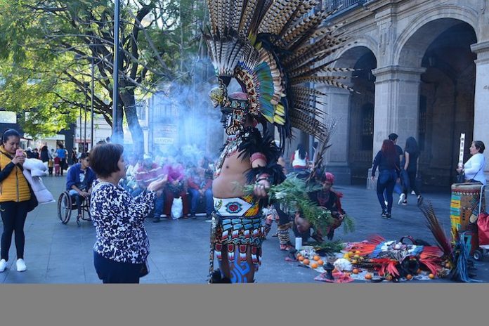 Limpias, misas y nuevas oportunidades: ¿en qué creen los mexicanos de cara al Año Nuevo?