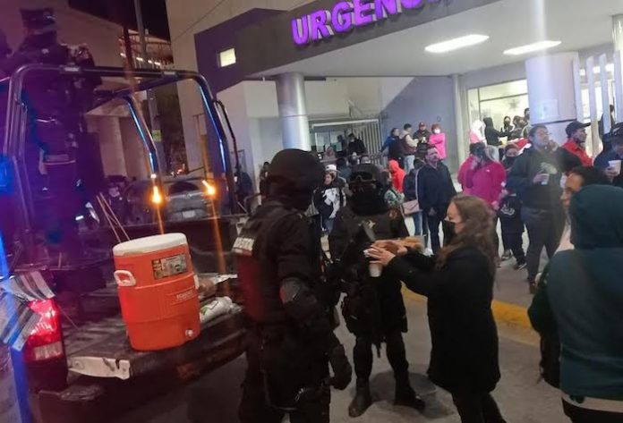 Reparte Fuerza Civil alimentos y bebidas para mitigar el frío