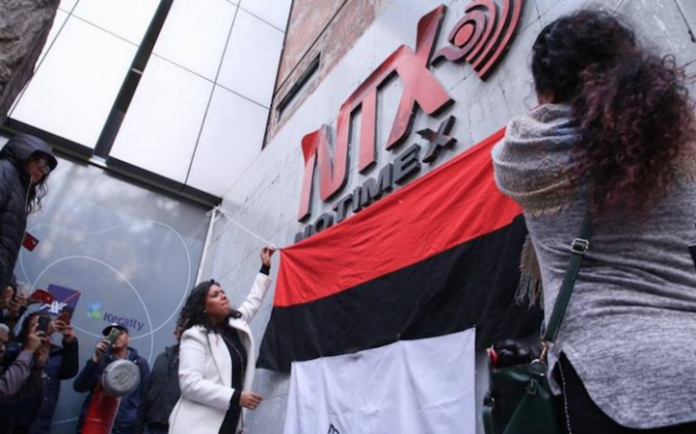 Huelguistas de Notimex levantan banderas rojinegras y el campamento tras 46 meses de conflicto