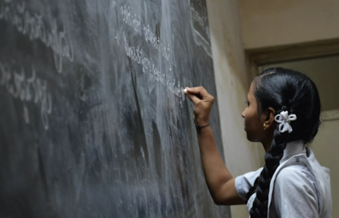 Un sencillo ejercicio de cinco minutos mejora competencias de lectura de alumnos