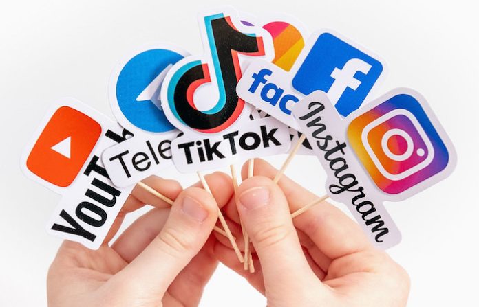 Buscan regular condiciones laborales de personas que trabajan en plataformas digitales