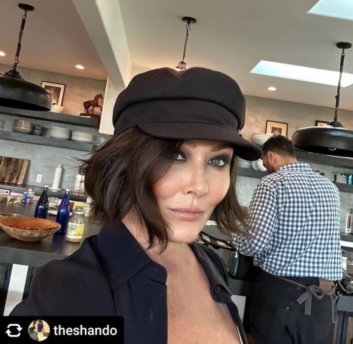 Revela Shannen Doherty que el cáncer se propagó a sus huesos