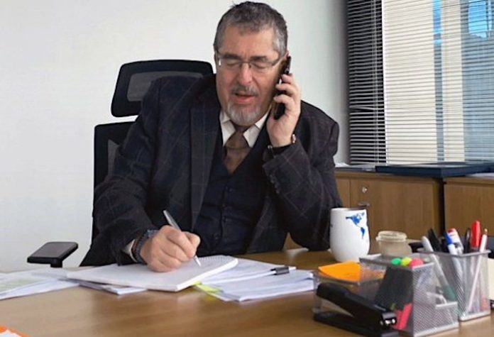 Presidente electo de Guatemala renuncia a su partido en cumplimiento de ley electoral