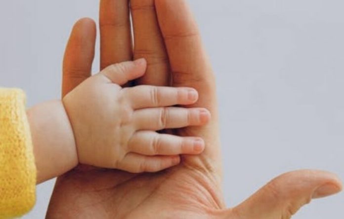 Nace en España el primer bebé en régimen de copaternidad del país