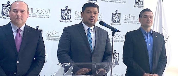 Luis Enrique Orozco deja la gubernatura interina de NL para permitir regreso de Samuel García