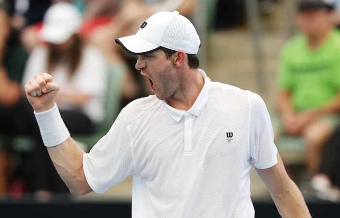 Jarry se agiganta en Adelaida: avanza a cuartos salvando match point