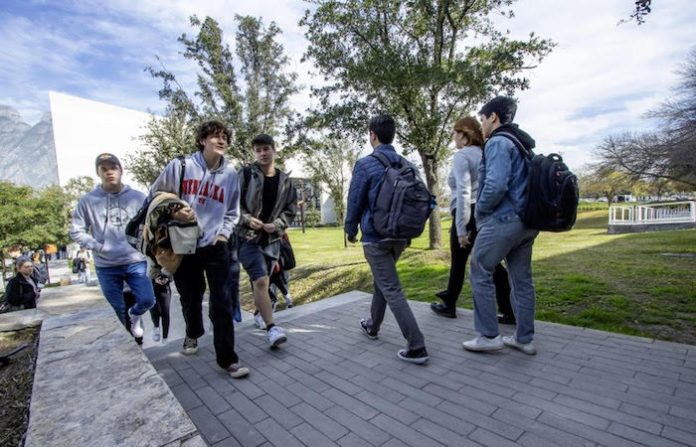 Viven un festivo regreso a clases en la UDEM