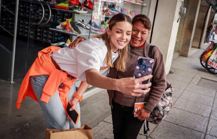 Continúa precampaña de Mariana Rodríguez; ahora en Plaza Morelos