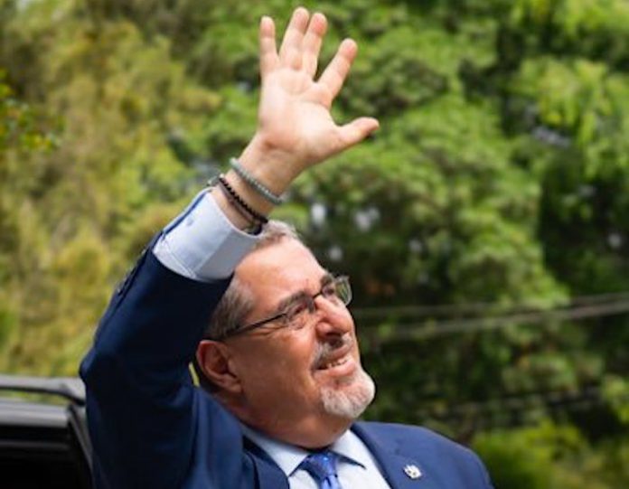 Bernardo Arévalo asume la presidencia de Guatemala con la misión de eliminar la corrupción