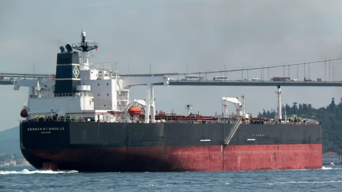 Tripulantes del buque griego St Nikolas atacado en golfo de Omán están bien, según medios