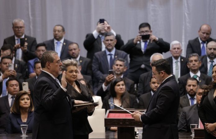Presidente guatemalteco Arévalo toma juramento de su flamante gabinete